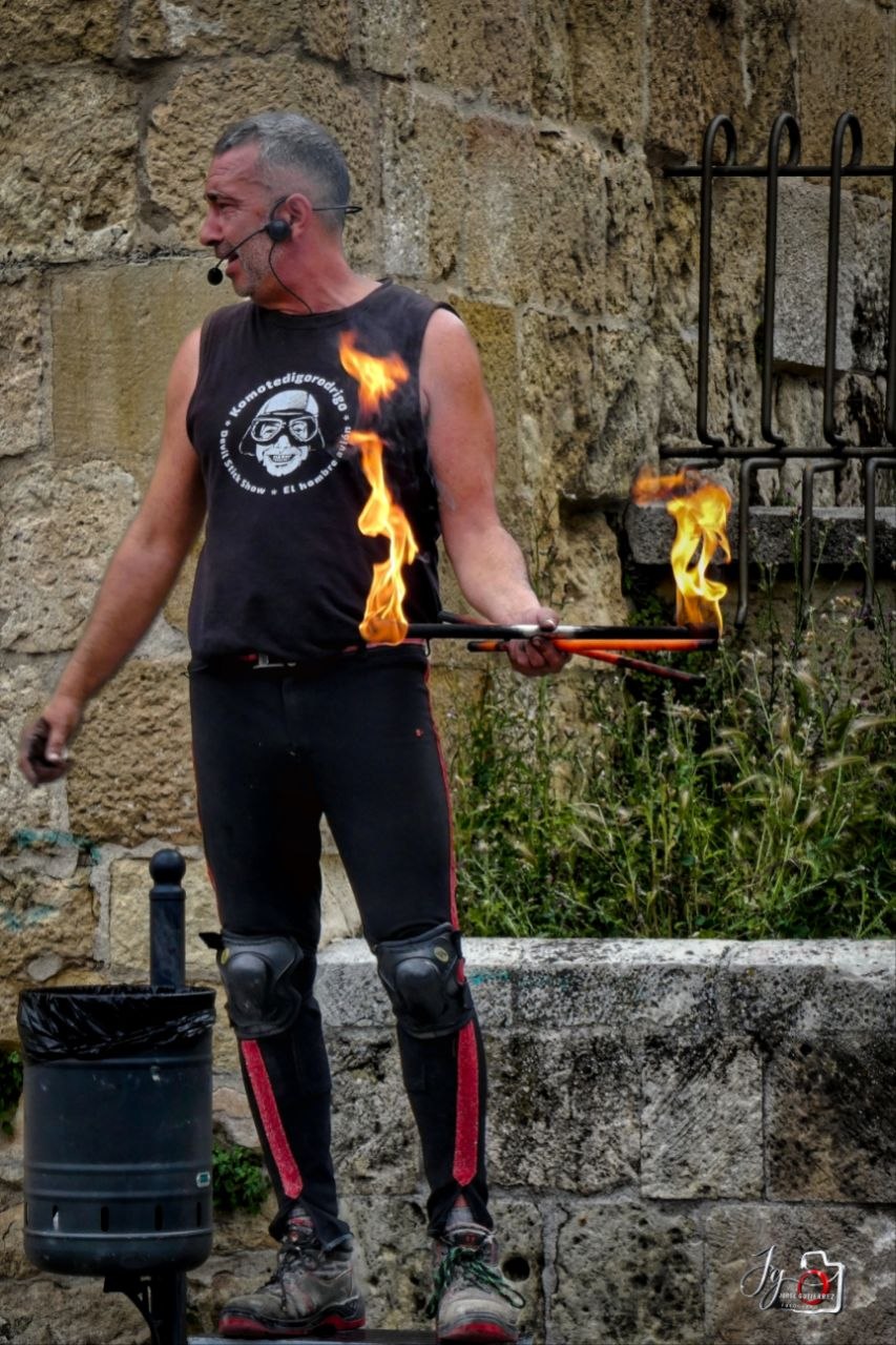 Rodrigo con fuego en plaza pública