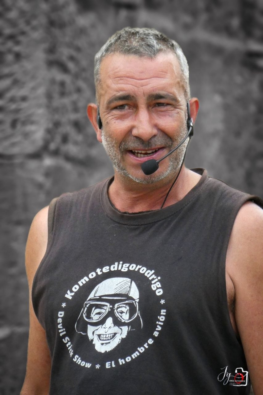 Retrato de Rodrigo con micrófono